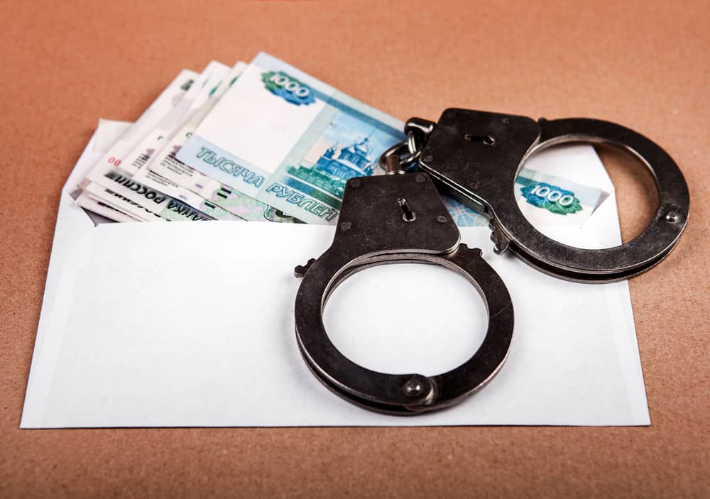 Права за взятку: подмосковных полицейских поймали на продаже водительских удостоверений