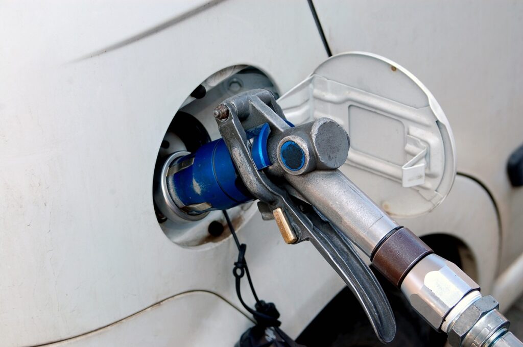 Газ вместо бензина и солярки: это выгодно или нет? За что придется платить, кроме топлива, и какие есть нюансы