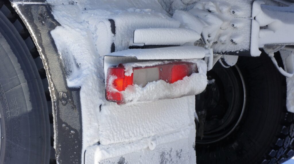 На что опытные водители советуют обращать внимание, когда ездишь на автомобиле зимой