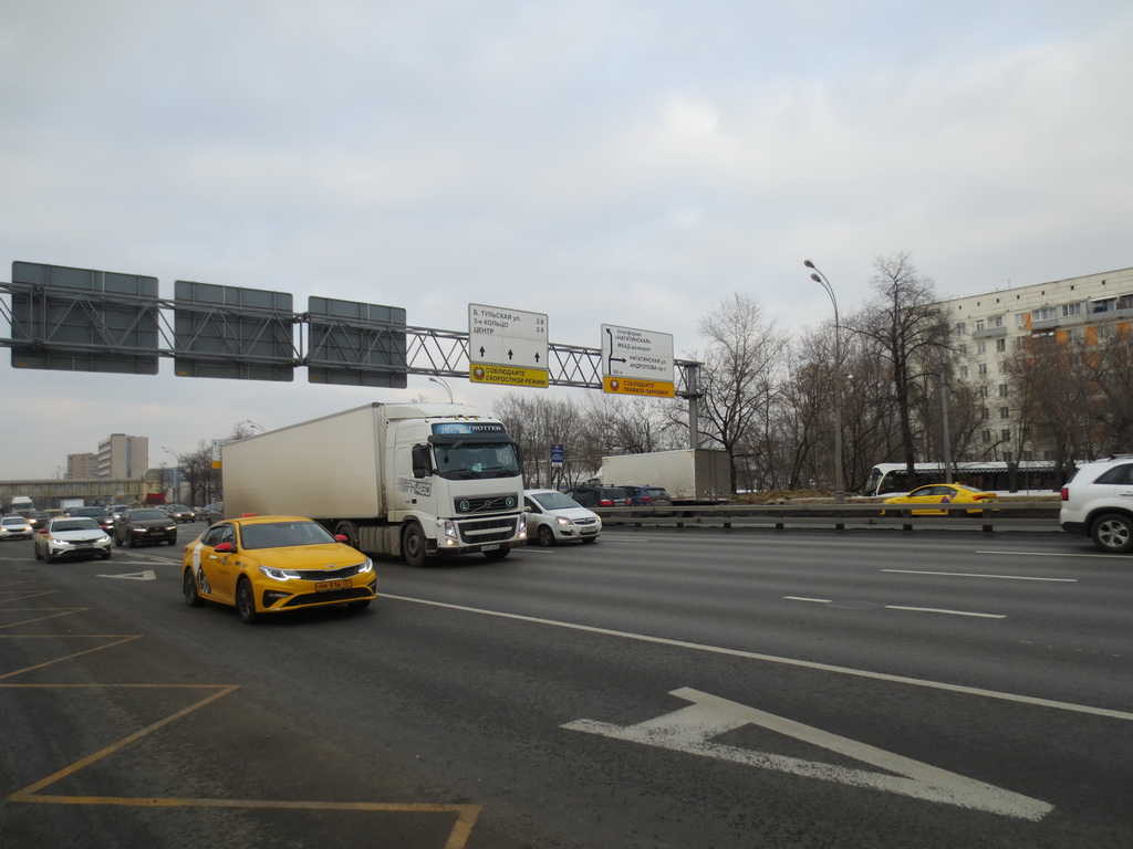 В Москву по пропускам: запрет на въезд грузовиков в столицу и его последствия