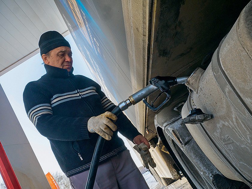 Бензин и солярка начали дешеветь: что будет с ценами на АЗС дальше?