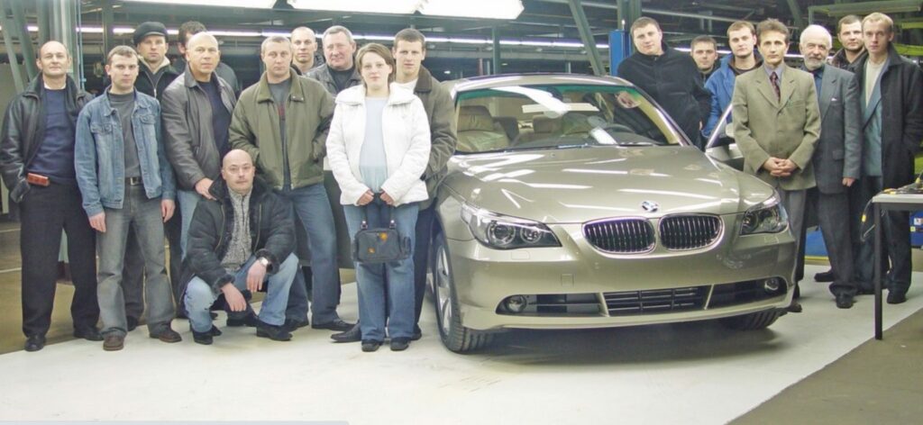 «Пережили девяностые — переживем и двадцатые»: основатель завода «Автотор» прокомментировал уход BMW из России