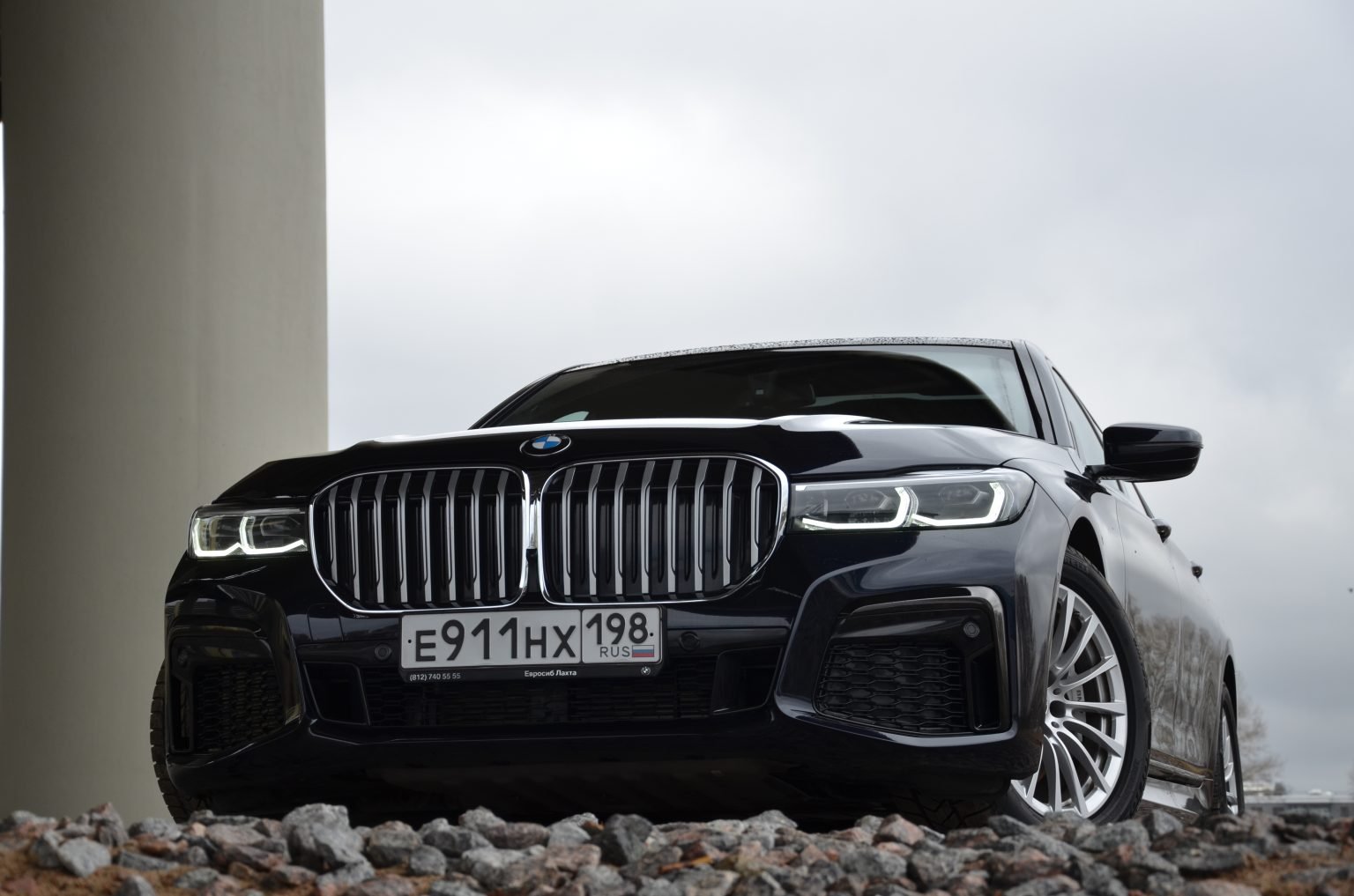 BMW останавливает производство и прекращает продажи в России