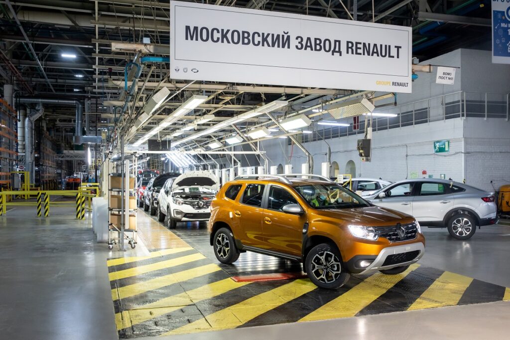Renault останавливает работу в России