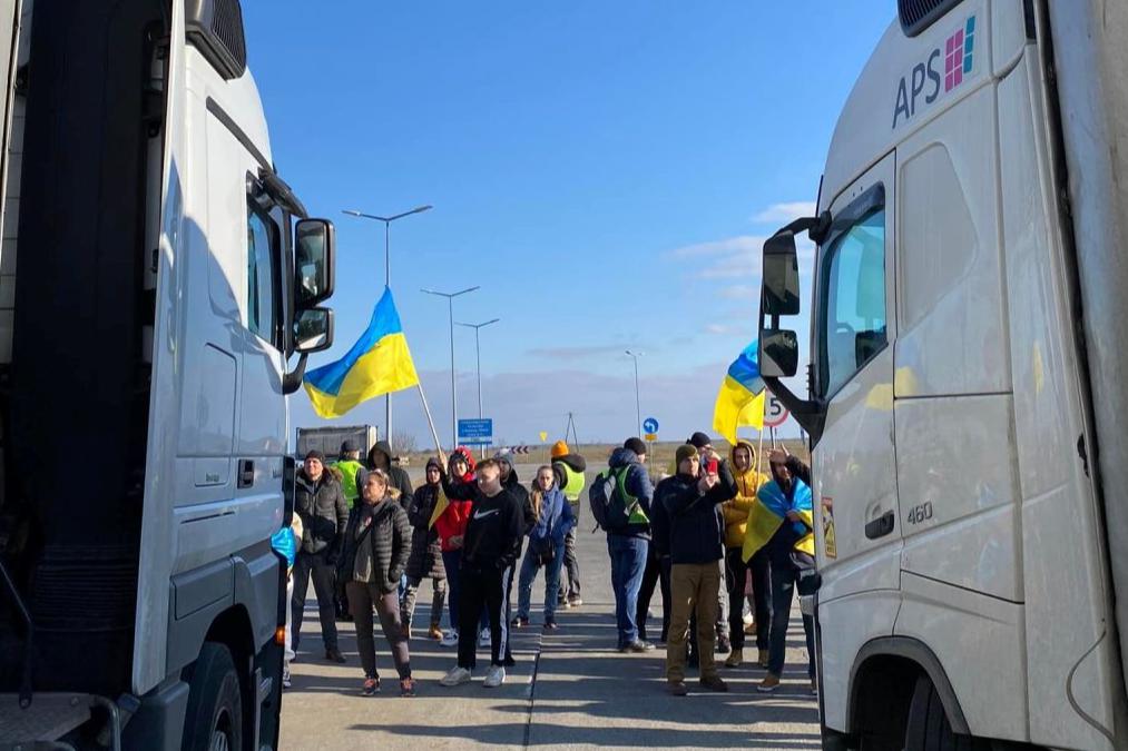 Российские фуры заблокировали на границе в Польше: перевозчики обратились за помощью