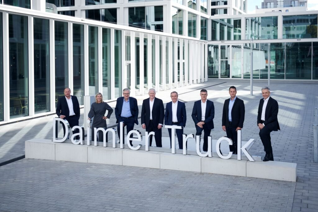 «Мы надеемся, что все скоро закончится»: в Daimler Truck прокомментировали приостановку бизнеса в России