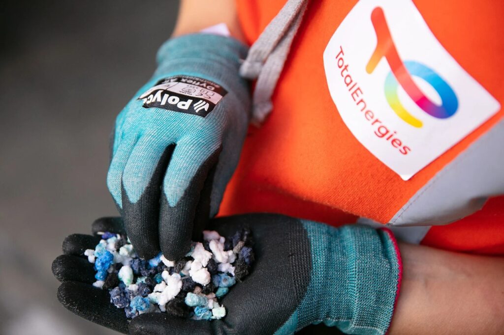 TotalEnergies и Honeywell построят завод для переработки пластиковых отходов