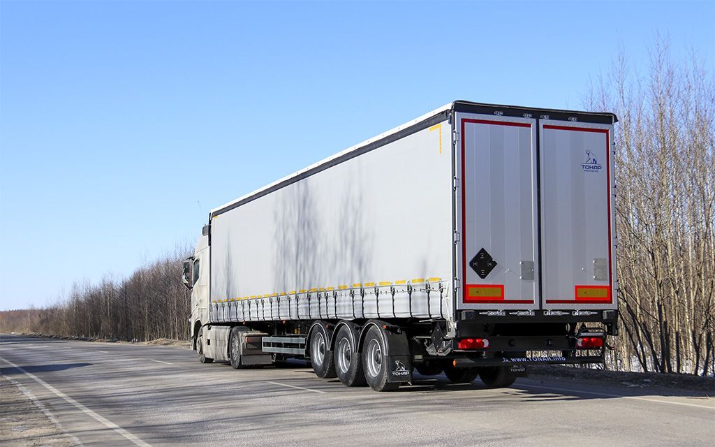 Российский завод «Тонар» представил шторный полуприцеп для опасных грузов