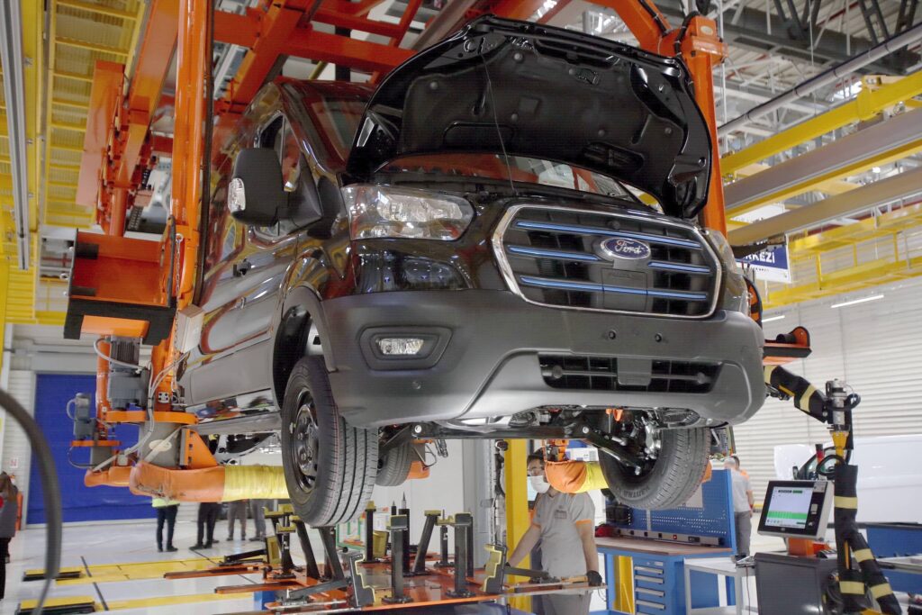 Ford приступил к поставке серийных электрических фургонов E-Transit
