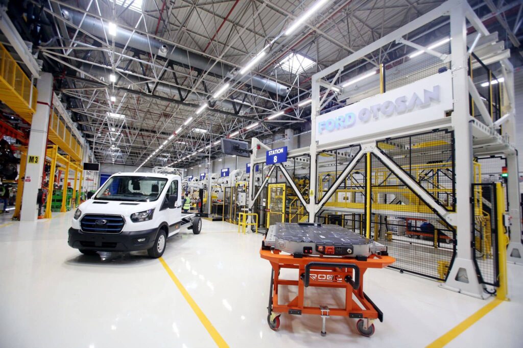 Ford приступил к поставке серийных электрических фургонов E-Transit