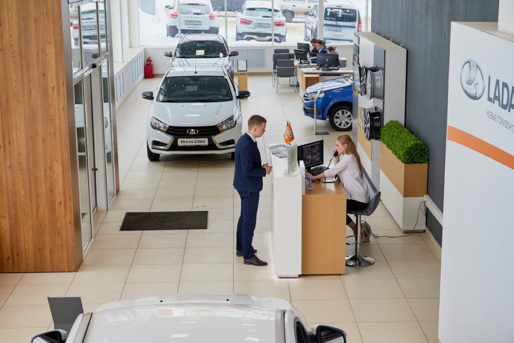 Покупателей нет: продавцы подержанных машин резко снизили цены
