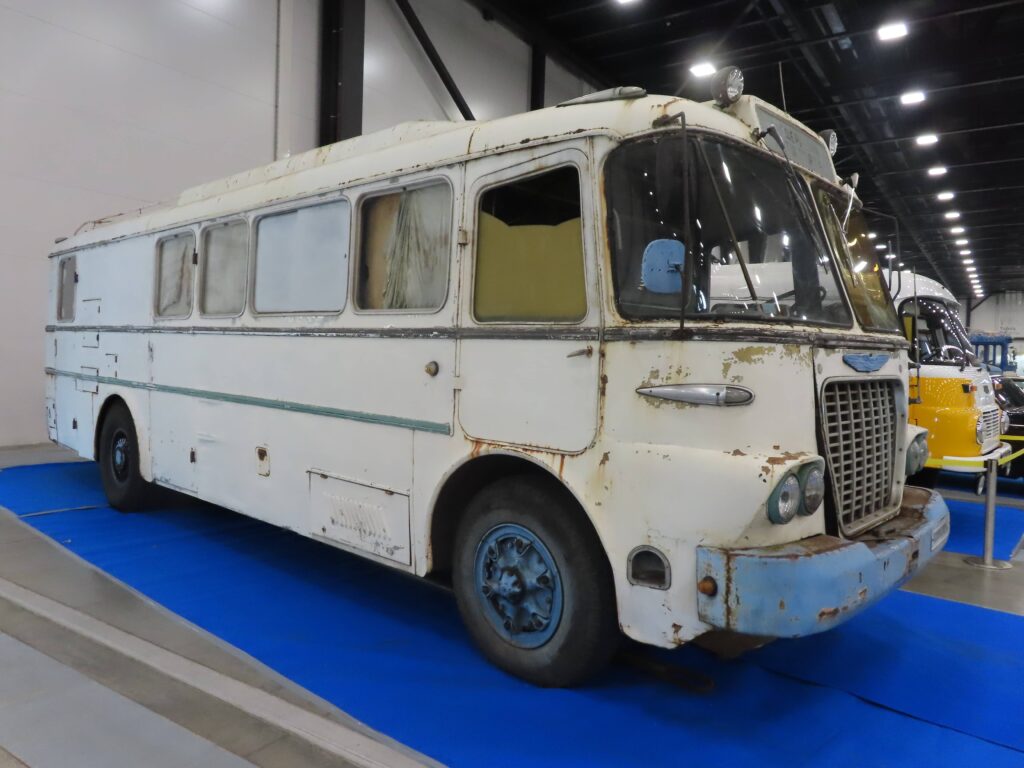 Довоенный троллейбус и машины из кино: какие уникальные ретро-автомобили показали в питерском «Экспофоруме»