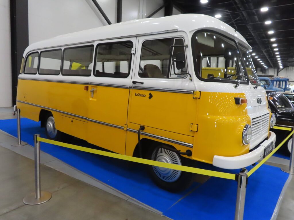 Довоенный троллейбус и машины из кино: какие уникальные ретро-автомобили показали в питерском «Экспофоруме»