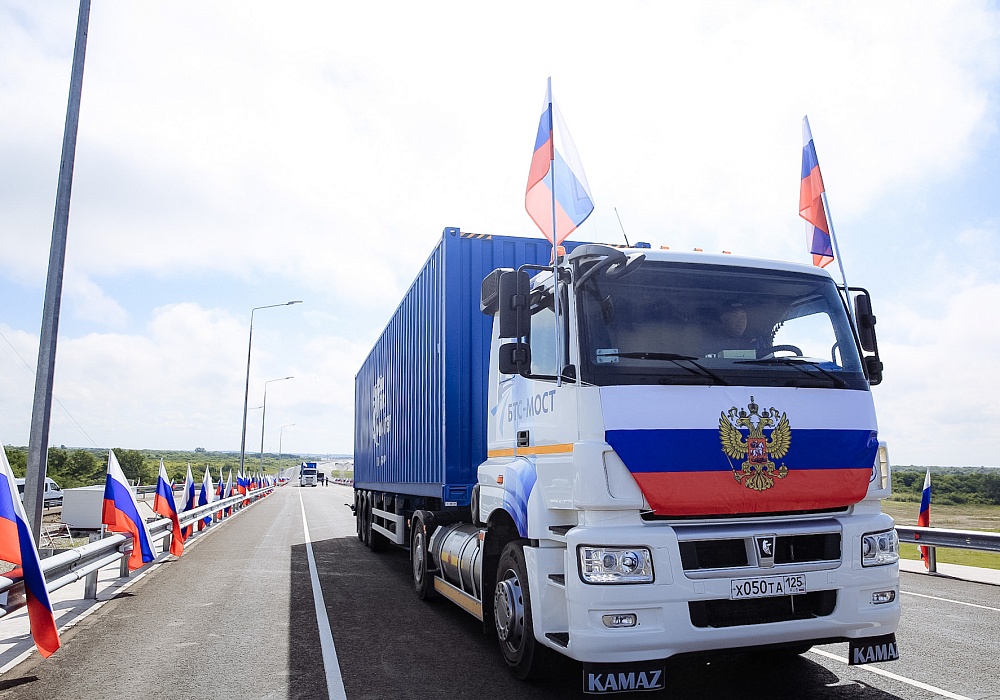 В Благовещенске запустили движение по первому автомобильному мосту между Россией и Китаем