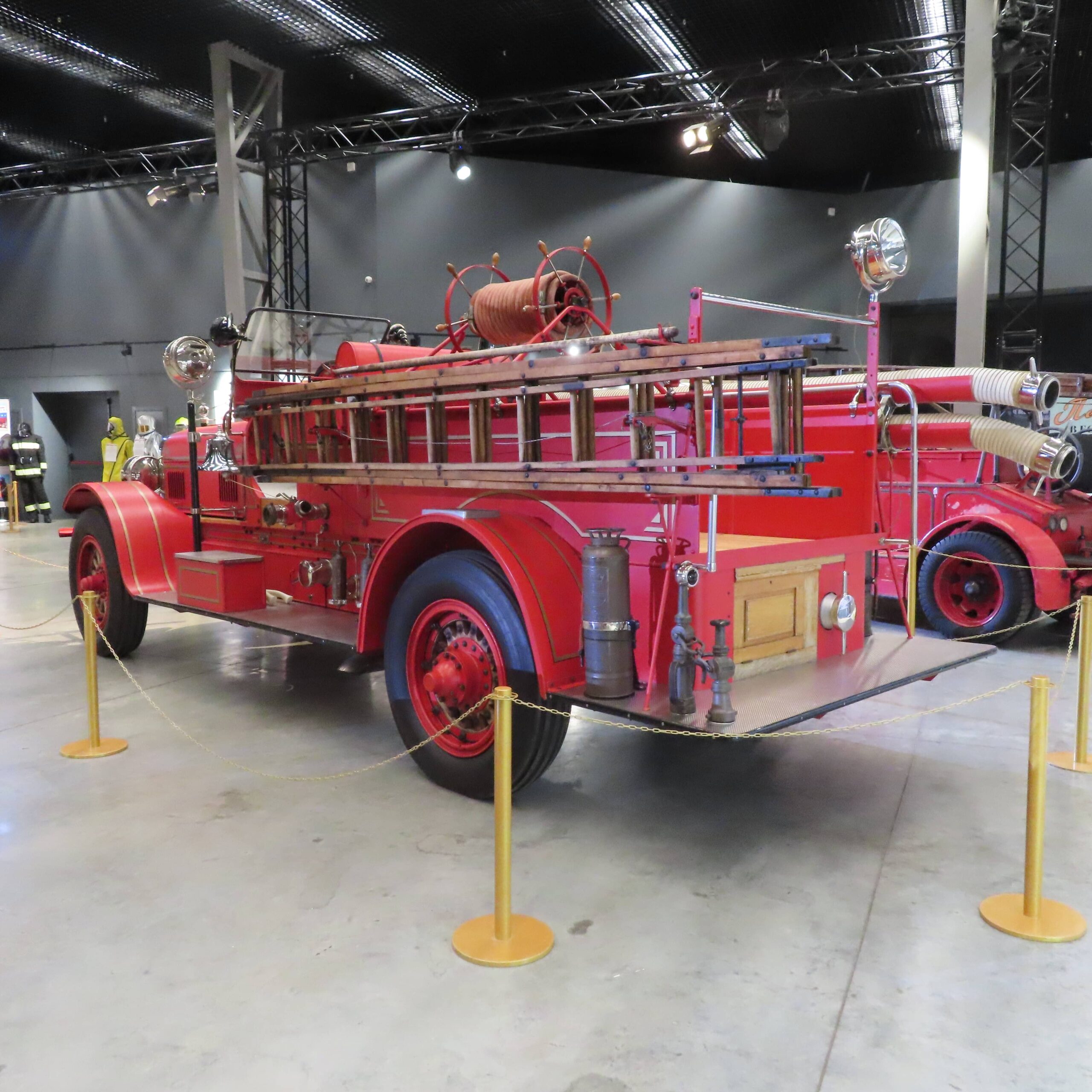 Каска, лестница, насос: раритеты и современные пожарные машины на выставке в Москве