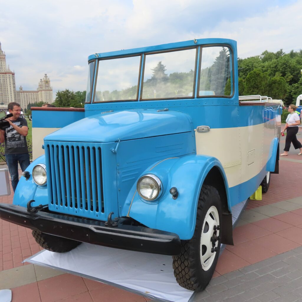 Редкие автомобили из СССР и не только: что показали на выставке «Ретрорейс»