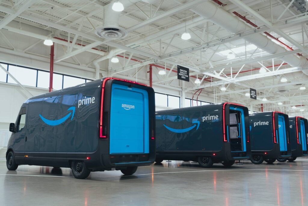 Amazon начал использовать  электромобили Rivian