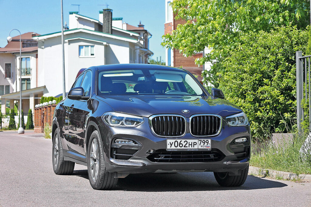 Geely Tugella против BMW X4: что лучше, новый «китаец» или  подержанный «немец»?