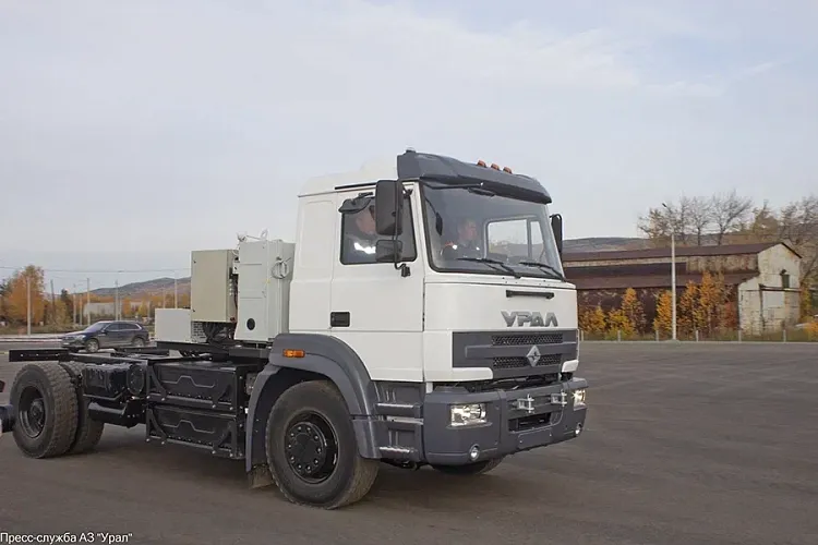 «Урал» испытывает бескапотный гибридный грузовик
