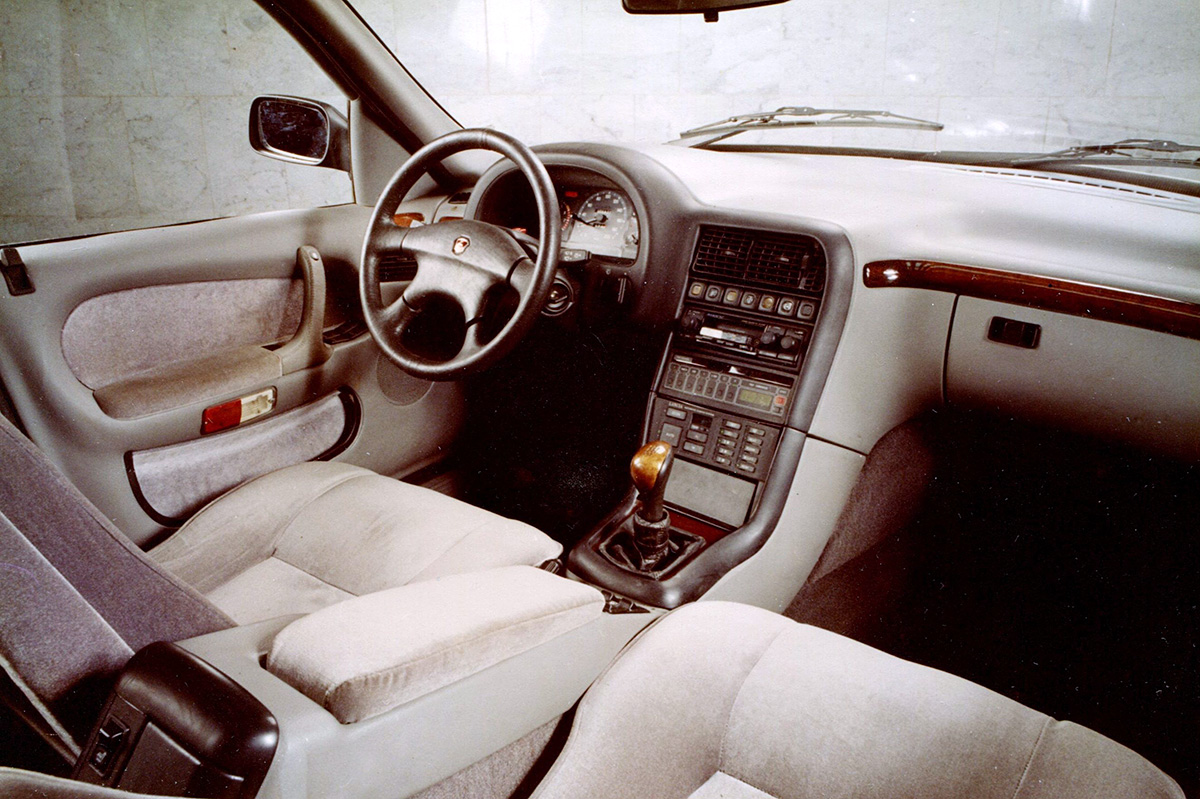 По меркам 1980‑х салон ГАЗ-3105 выглядел очень богато и нарядно.