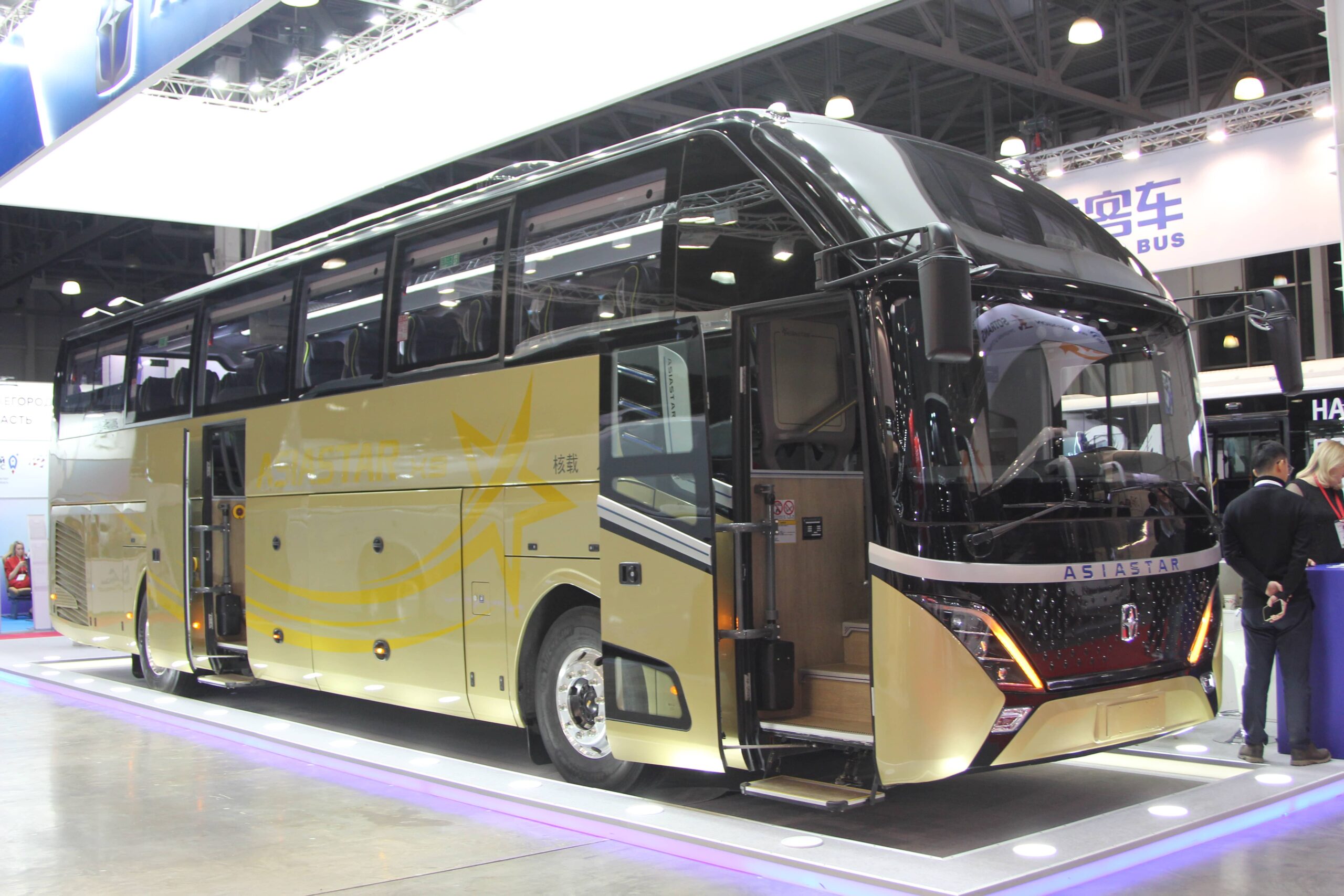 В России представлен новейший туристический автобус из Китая