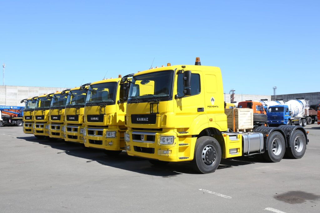 Продажи новых грузовиков в России рухнули на 21%