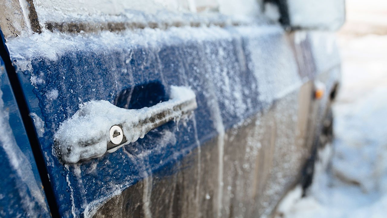 Чем смазать резинки на дверях автомобиля зимой, чтобы не примерзали
