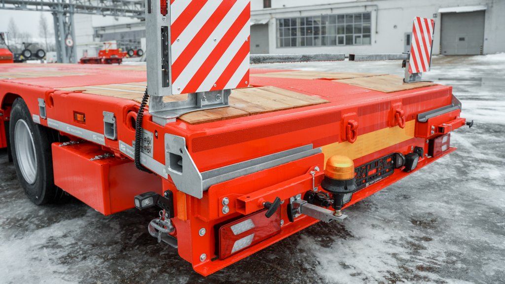 Российский завод представил новый прицеп для негабаритных грузов