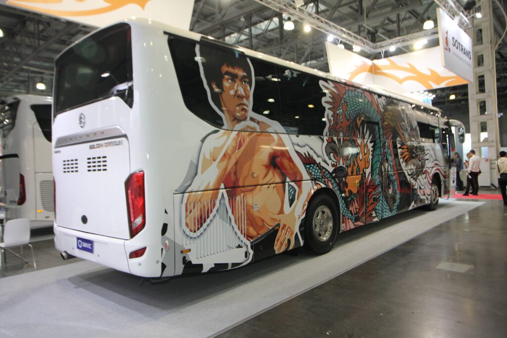 В Россию привезли обновленный туристический автобус из Китая
