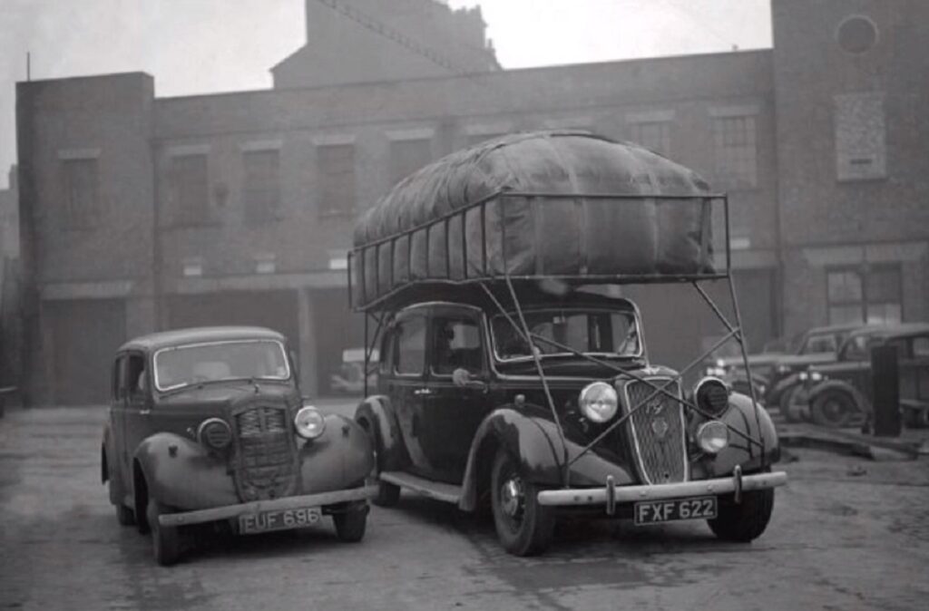 Эти фото прошлого века удивляют: зачем автомобили возили огромные мешки на крышах