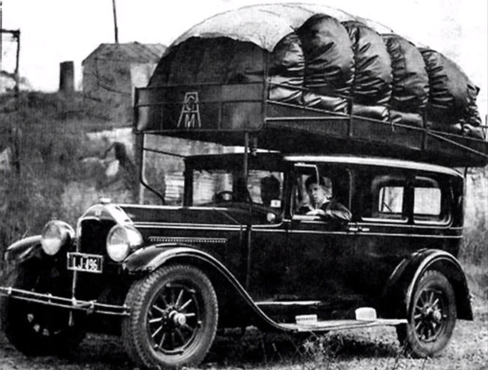 Эти фото прошлого века удивляют: зачем автомобили возили огромные мешки на крышах