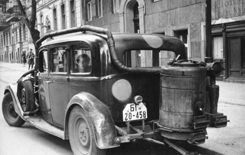 Автомобиль с газогенератором в послевоенном Берлине
