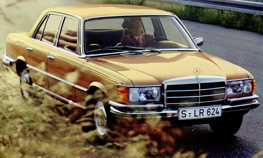 Mercedes-Benz семейства W116 в 1973‑м можно было увидеть не только на рекламном фото, но и живьем.