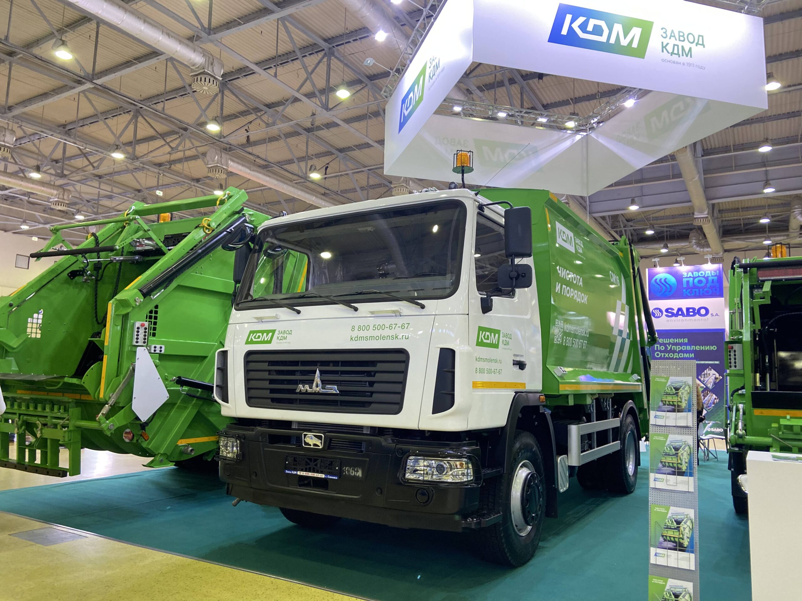 Смоленский «Завод КДМ» представил бюджетную версию среднетоннажного мусоровоза