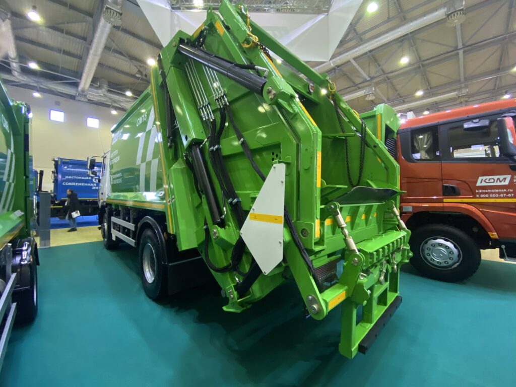 Смоленский «Завод КДМ» представил бюджетную версию среднетоннажного мусоровоза