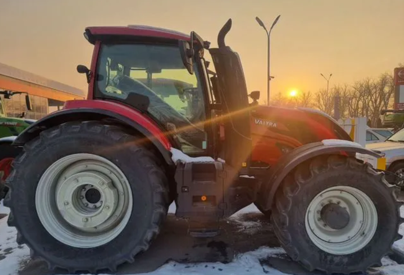 В России выставили на продажу трактор из Книги рекордов