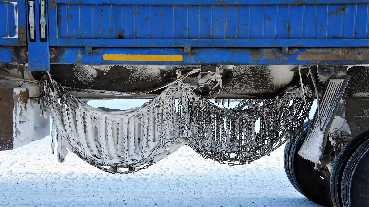 Дорога жизни: как водители грузовиков работают и выживают на сибирских зимниках