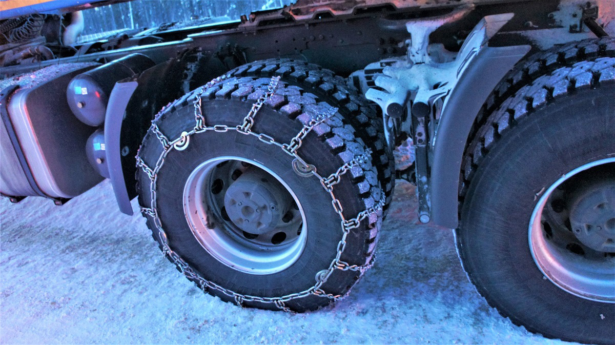 Дорога жизни: как водители грузовиков работают и выживают на сибирских зимниках