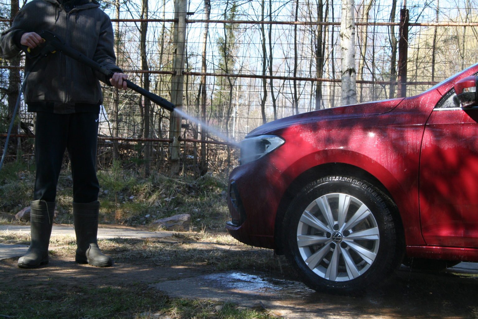 Ни помыть, ни починить: что нельзя делать с автомобилем на даче