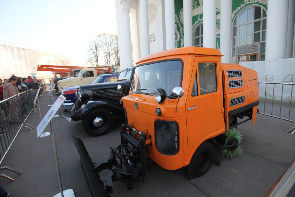 «Привет, Москва!»: на ВДНХ показывают мощь советского автопрома
