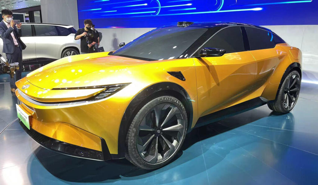 Toyota представила в Шанхае два электрических кроссовера