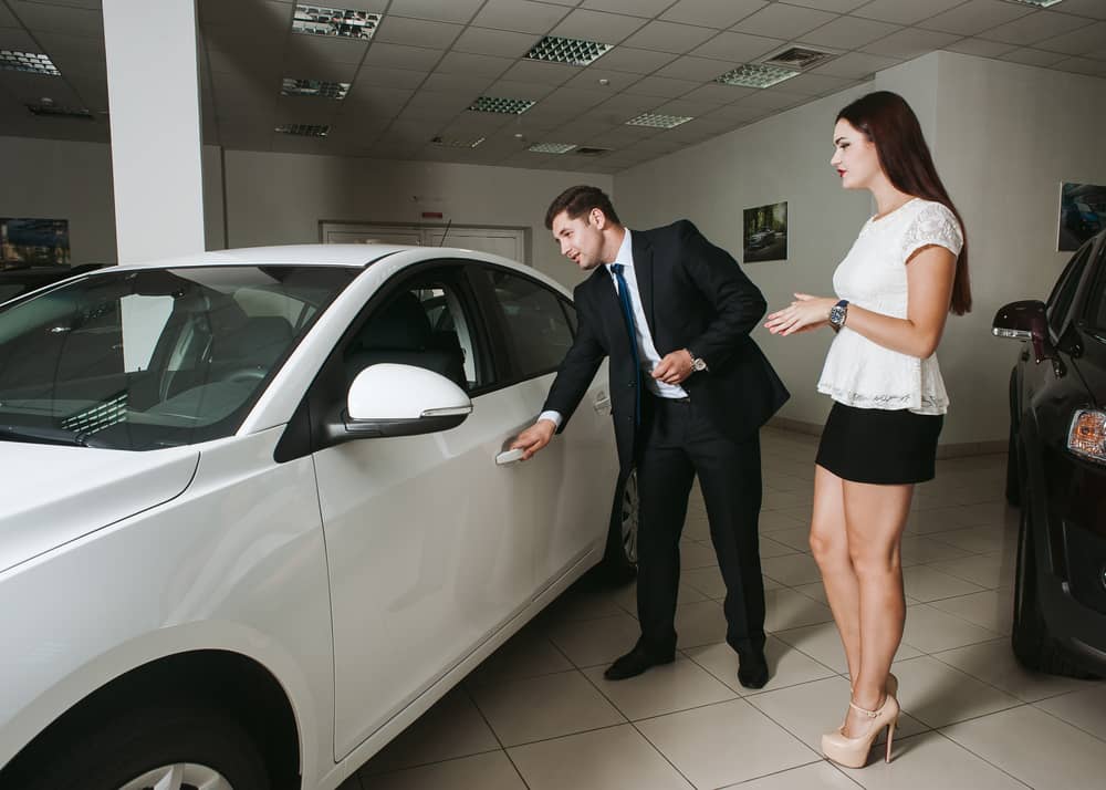 В России резко выросли продажи новых автомобилей: что происходит?