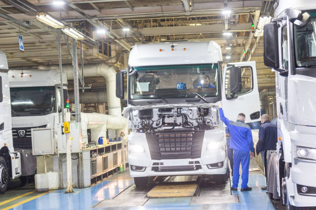 Санкции не помеха: Россия наращивает выпуск новейших грузовиков КАМАЗ К5