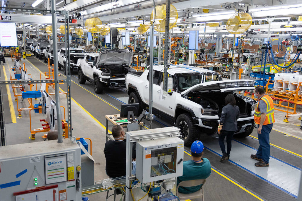 Концерн GM остановил производство электромобилей из-за дефицита аккумуляторов