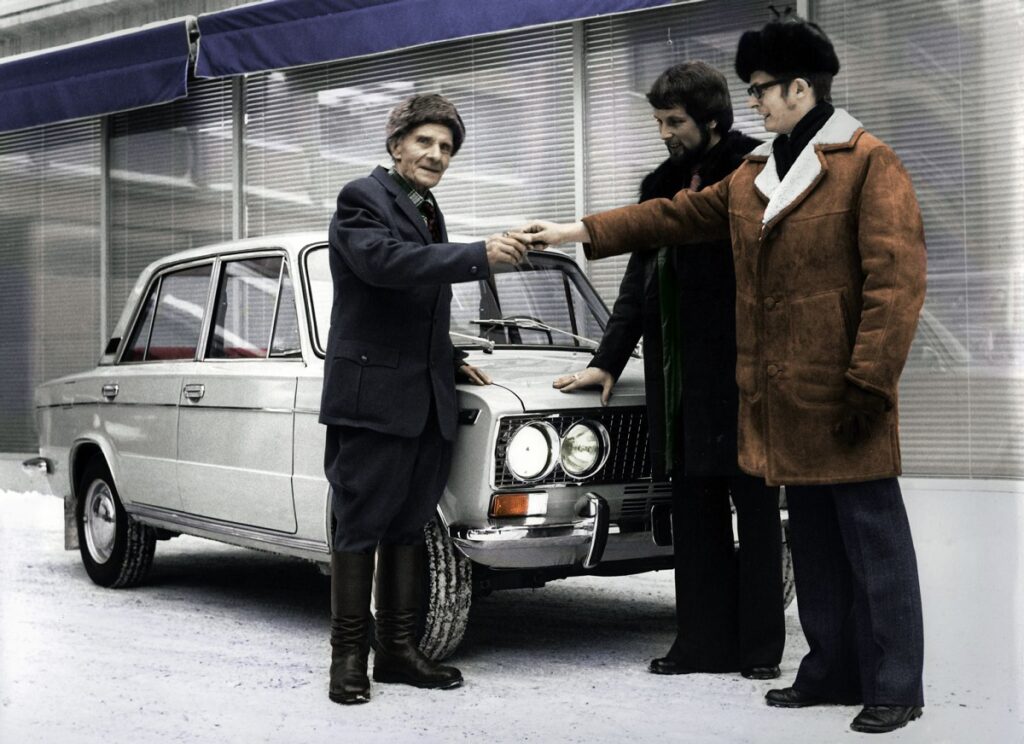 Машина, дача, цветной телевизор: каким был предел мечтаний советского человека
