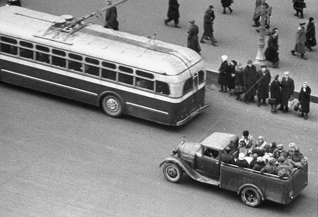 Полный привод, прицеп и кабриолет: зачем в СССР делали странные автобусы