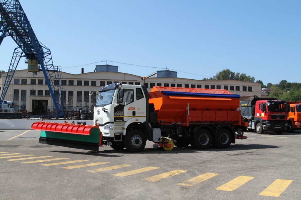 В России переделали китайский грузовик в коммунальную машину