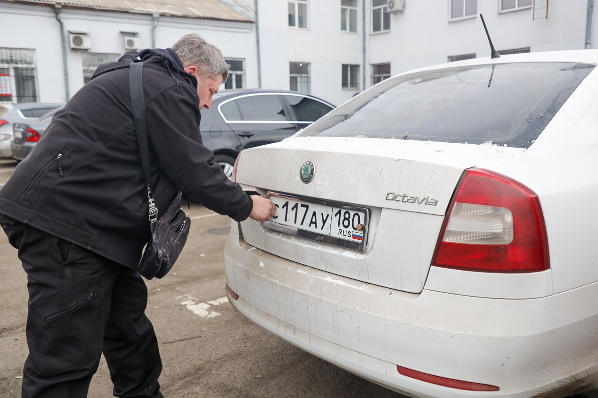Украинцы создали приложение, которое определяет владельца авто по фото номеров