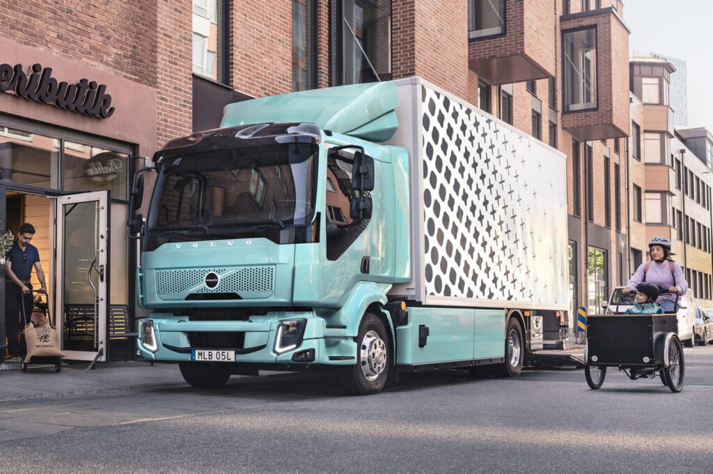 Volvo Trucks обновила электрические грузовики FL и FE