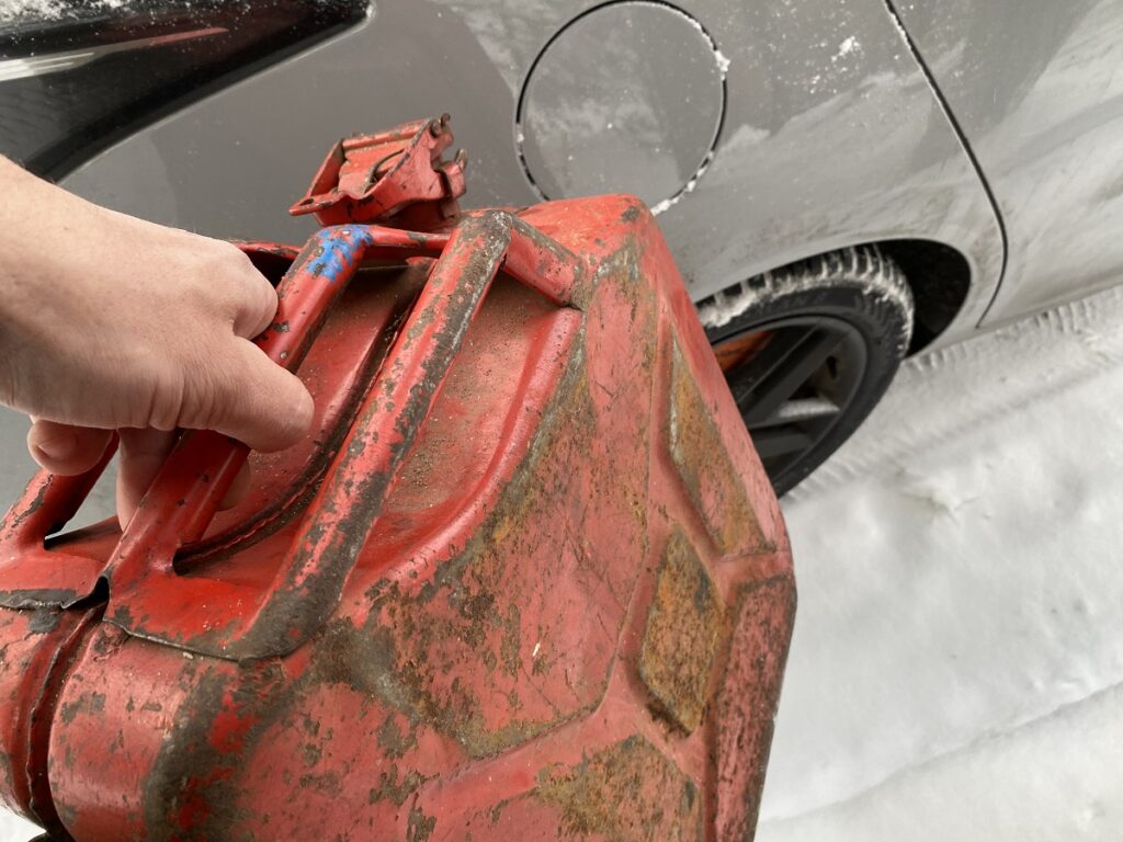 Чем старый бензин опасен для мотора и сколько он может храниться